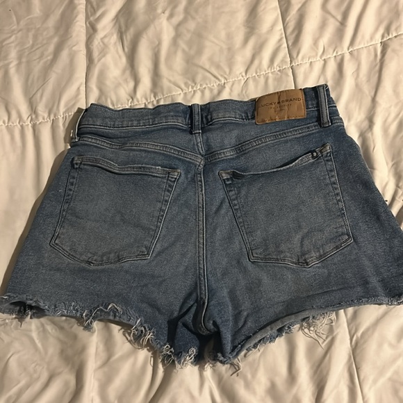 Lucky Brand 🍀 medium wash denim shorts - Picture 2 of 3